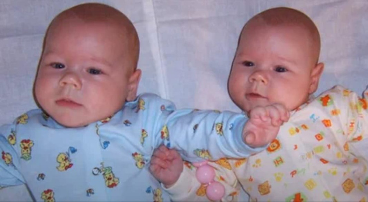 Михаил и Павел Канафины в младенчестве
