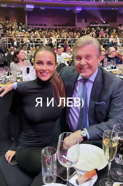 Ангелина была счастлива сидеть рядом с артистом Ангелина была счастлива сидеть рядом с артистом