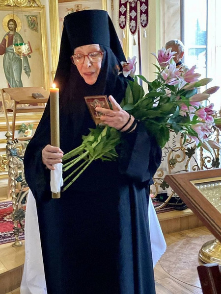 Актриса полностью посвятила себя вере Актриса полностью посвятила себя вере