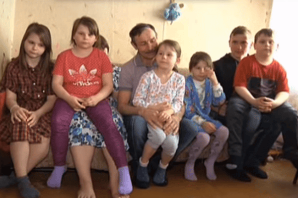 Мужчина воспитывал семерых детей Мужчина воспитывал семерых детей
