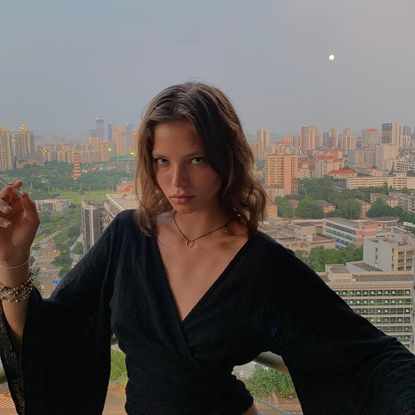 Алеся Кафельникова часто фотографируется с сигаретами Алеся Кафельникова часто фотографируется с сигаретами