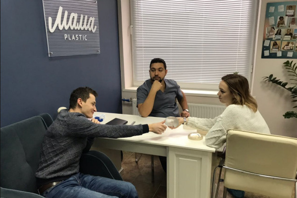 Диана Шурыгина с супругом консультируются с хирургом Диана Шурыгина с супругом консультируются с хирургом