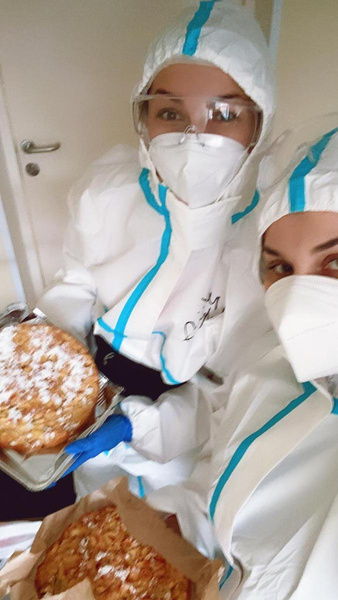 Те, кто выздоровел, часто благодарят ребят сладкими презентами Те, кто выздоровел, часто благодарят ребят сладкими презентами