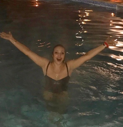 Алла Довлатова искупалась в специальном бассейне на территории фитнес-центра