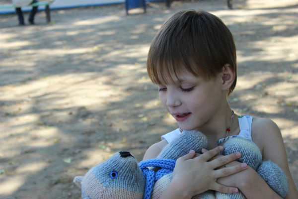 Шестой ребенок Фортуны – 8-летняя Оля. Еще до встречи с ней Елена связала медведя, сейчас девочка не расстается с игрушкой Шестой ребенок Фортуны – 8-летняя Оля. Еще до встречи с ней Елена связала медведя, сейчас девочка не расстается с игрушкой