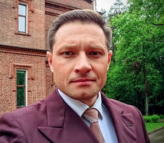 «Стал встречаться с другой»: звезда КВН Максим Бобков в свое время бросил беременную жену