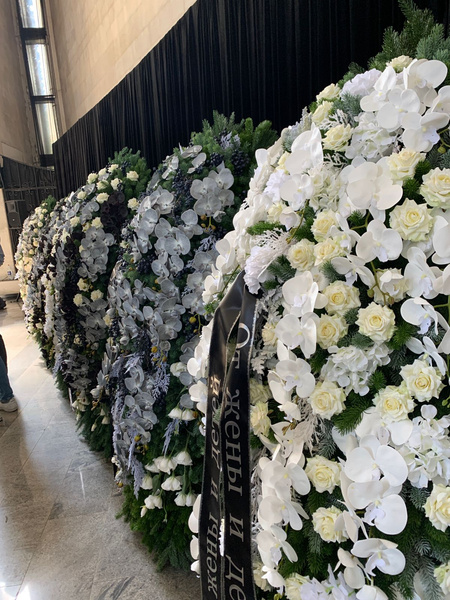 Новости: Сотни людей, тысячи белых роз и звезды 90-х. На Троекуровском кладбище все готово к прощанию с Шатуновым – фото №3