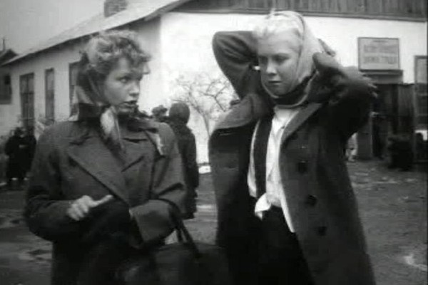 Первая драматическая роль Тамары Носовой (справа) в «Молодой гвардии»