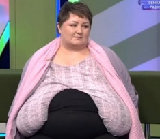 «Либо позвоночник треснет, либо я задохнусь»: женщина с 17 размером груди умирает из-за лишнего веса