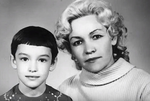 Маленькая Аня Самохина с мамой