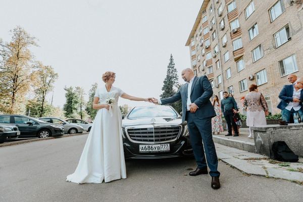 Молодожены устроили небольшую фотосессию Молодожены устроили небольшую фотосессию