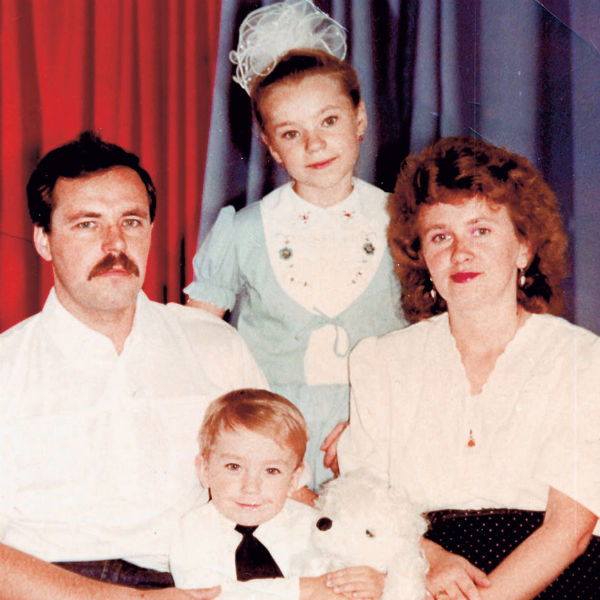 Саша с родителями - Алевтиной Анатольевной, Андреем Генриховичем - и сестрой Катей