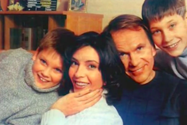 Алексей Гуськов с женой и детьми