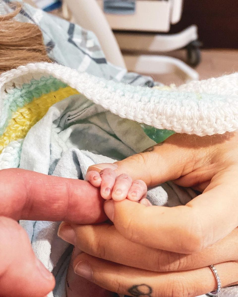 Кристина опубликовала фото с новорожденной дочкой