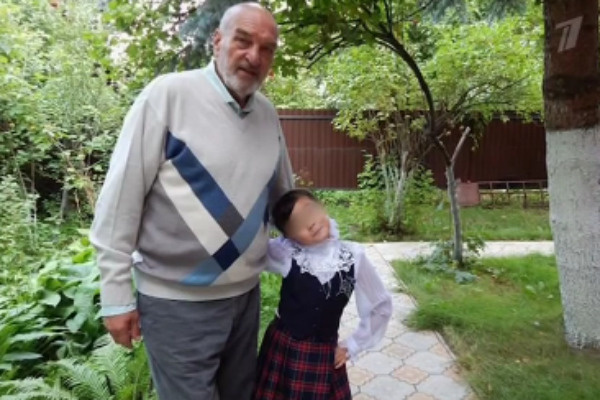 У Азимы есть 10-летняя дочь Мелания У Азимы есть 10-летняя дочь Мелания