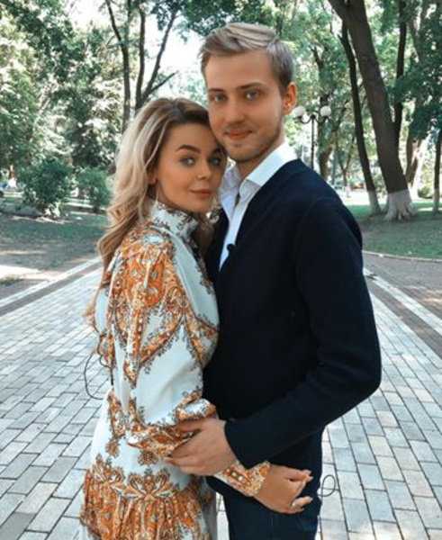 Певица четыре года встречалась с бизнесменом Александром, но после свадьбы отношения приказали долго жить