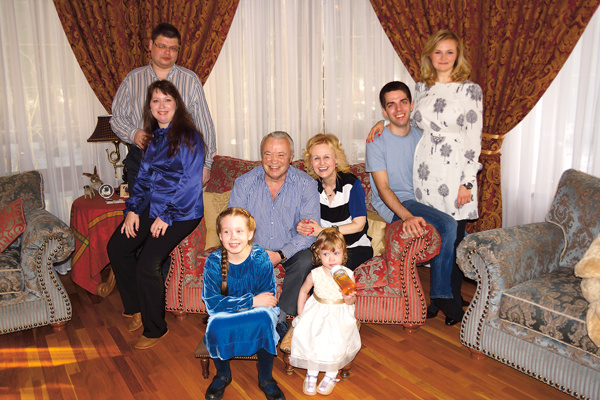Донцовы любят собираться всей семьей. На фото – с мужем, сыном Дмитрием, дочкой Марией и внучками