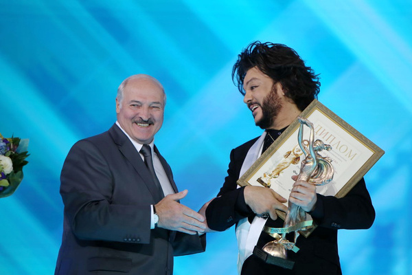 Александр Лукашенко вручил Киркорову специальную награду