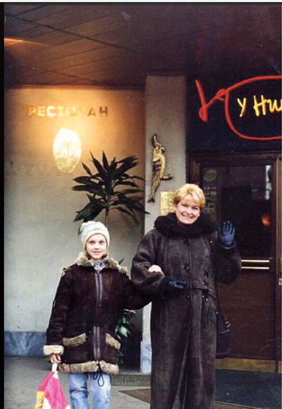 В 90-е годы с мамой Радой Викторовной у Цирка на Цветном