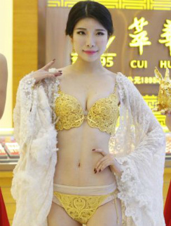 Модель-китаянка в белье из золота