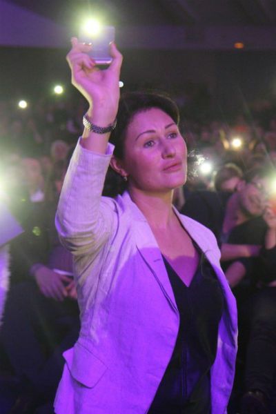 Супруга Леонидова, актриса Александра Камчатова, весь концерт подпевала мужу в танцпартере Супруга Леонидова, актриса Александра Камчатова, весь концерт подпевала мужу в танцпартере