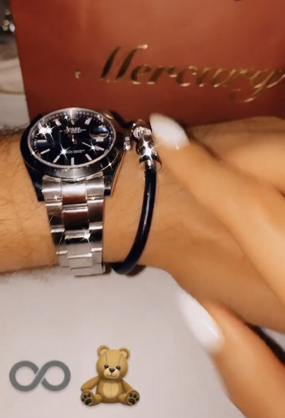 Ольга подарила Давиду часы и браслет 