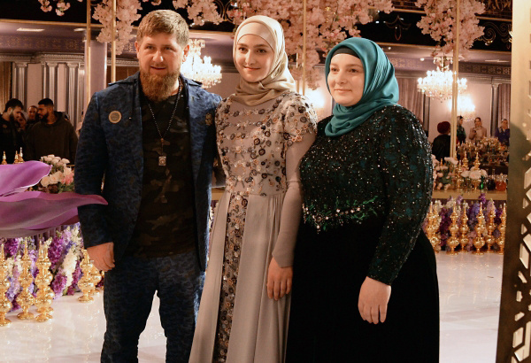 Старшая дочь политика Айшат создает коллекции кутюрных нарядов в мусульманских традициях