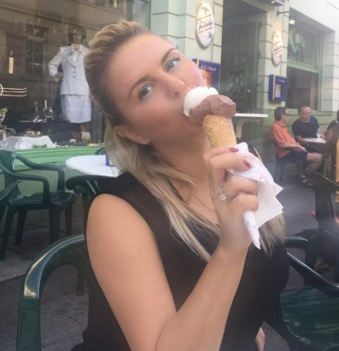 Анна Семенович лакомится мороженым в отпуске, не боясь поправиться