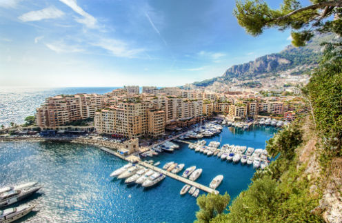 В Монако почти 40  тысяч человек, но на  княжеский праздник  пригласили лишь  коренных жителей