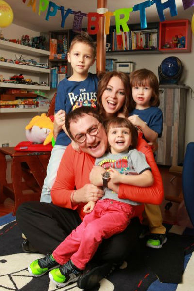 Дмитрий Дибров с женой и детьми