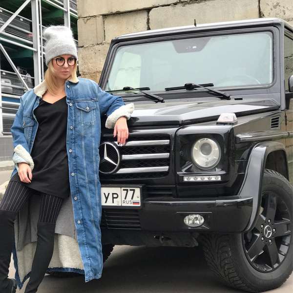 Анита Вяткина пока еще со своим авто Анита Вяткина пока еще со своим авто