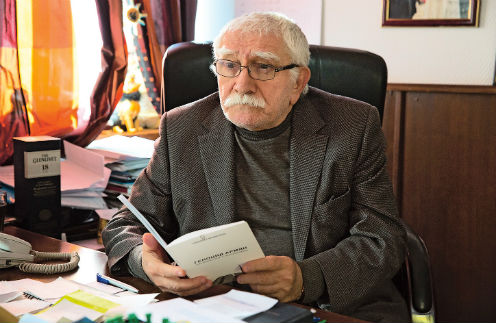 Сотрудники Театра Армена Джигарханяна подали на него в суд