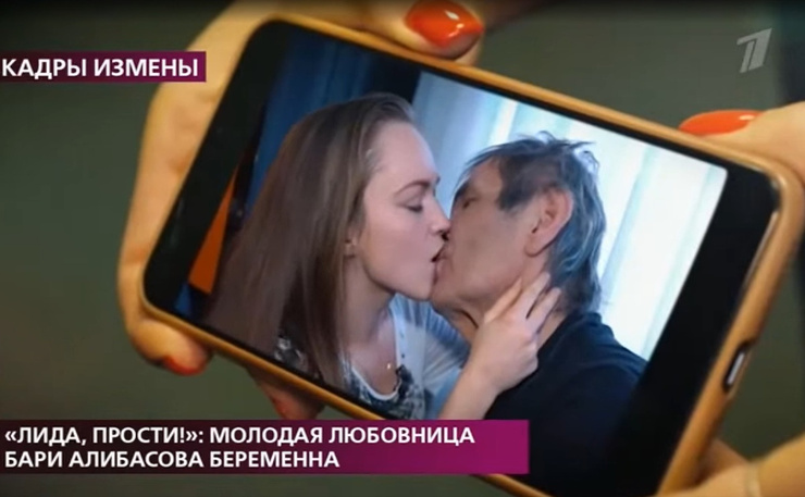 Парочка не скрывает своих чувств