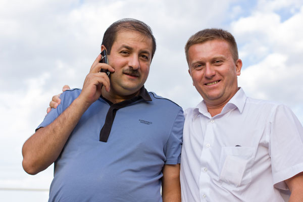 Дмитрий Николаенко (слева) и Геннадий Евсюков призывают помогать адресно