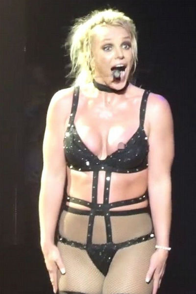 Бритни Спирс во время концерта показала больше, чем рассчитывала 