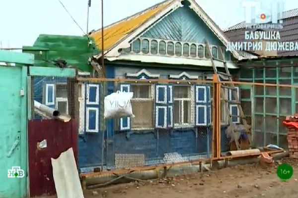 Женщина уже много лет живет в этом скромном доме Женщина уже много лет живет в этом скромном доме