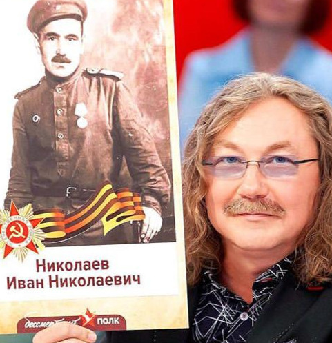Игорь Николаев с фотографией своего деда Игорь Николаев с фотографией своего деда