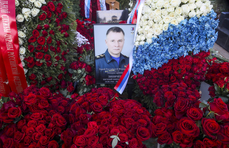 Могила главы МЧС Евгения Зиничева Могила главы МЧС Евгения Зиничева