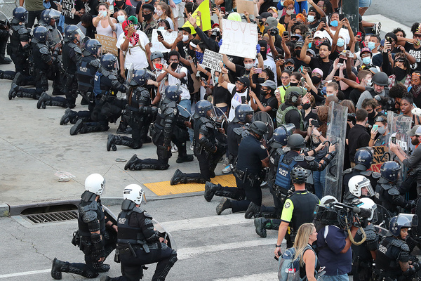 В знак мира и солидарности сотрудники правопорядка стоят на коленях перед протестующими, 1 июня 2020 года, штат Джорджия 