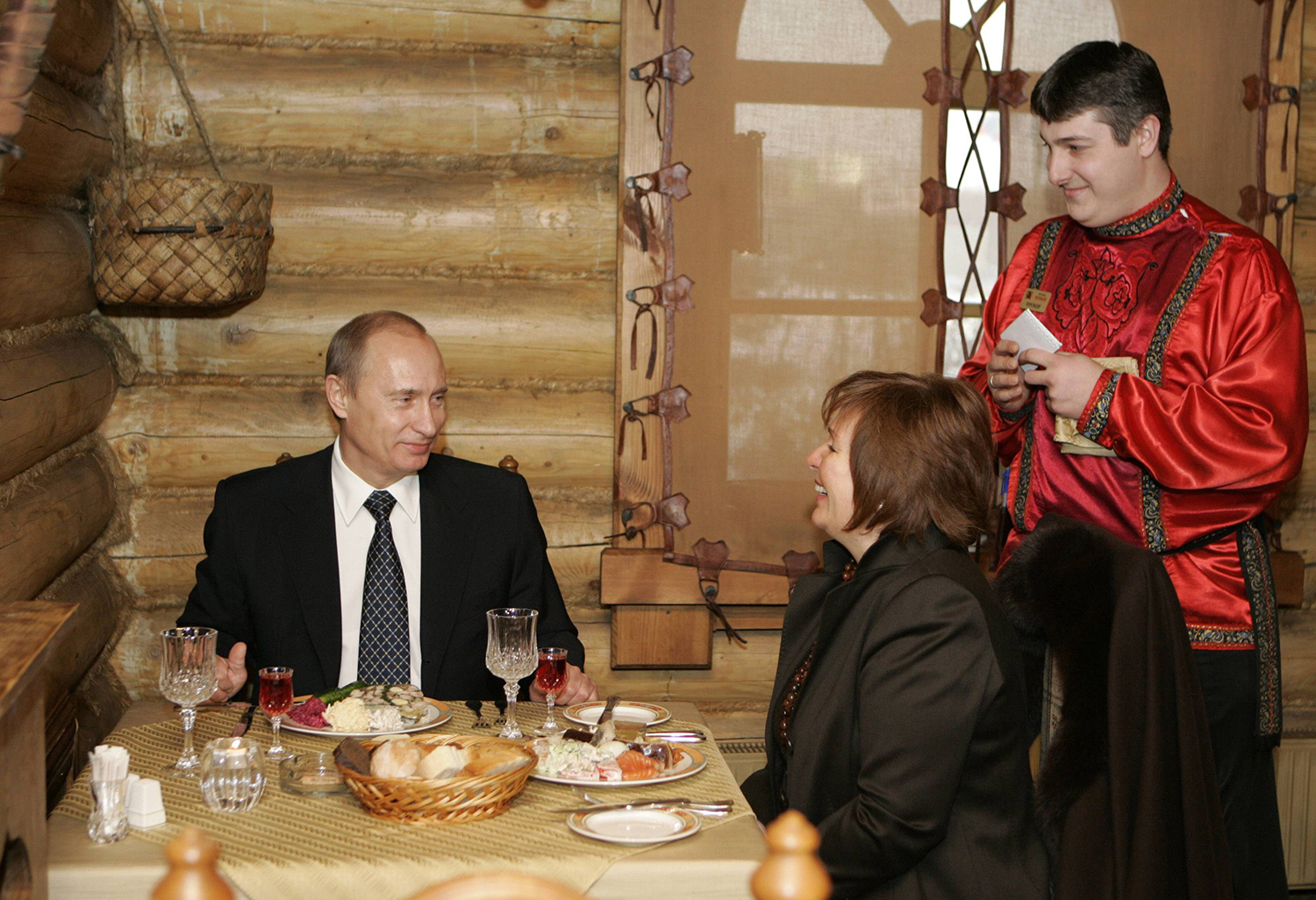 Президента стараются потчевать блюдами русской кухни