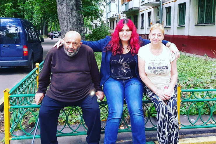 Елена Бейдер (в центре) сообщила о смерти Евгения Пенхасова в соцсети 