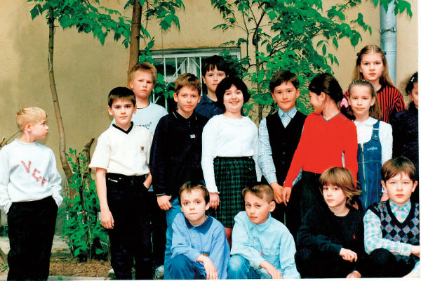 Ваня (в первом ряду второй справа) в начальной школе
