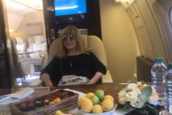 Алла Пугачева в салоне шикарного самолета