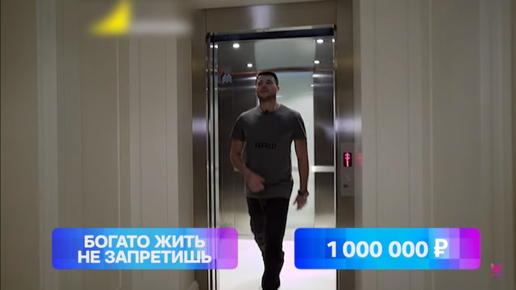 Музыкант передвигается по этажам с помощью лифта 