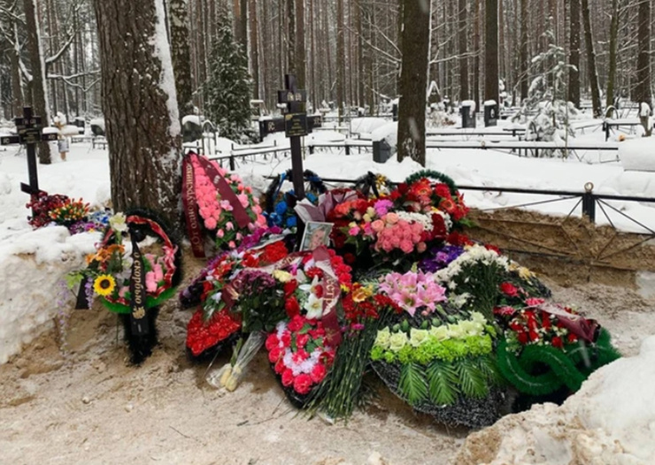 Могила Анны Усковой усыпана цветами 