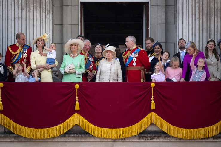 Долгие годы королева поддерживает авторитет британской монархии и борется за честь семьи