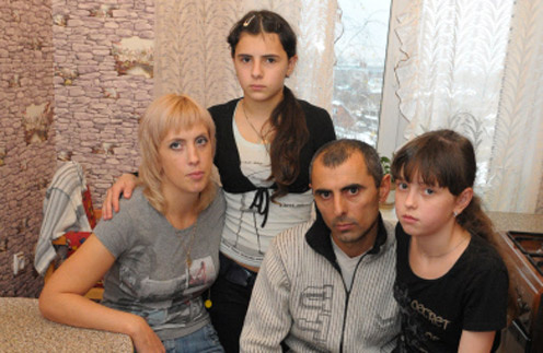 Беляева добилась признания материнских прав на обеих девочек. На фото Юля с Ирой, которую 12 лет считала родной дочкой, и Неймат с Аней. 31 октября 2011 год