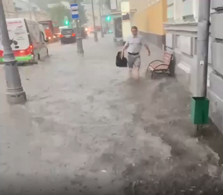 Град выпал размером с ладонь, а ливень затопил метро. В Москве творится апокалипсис