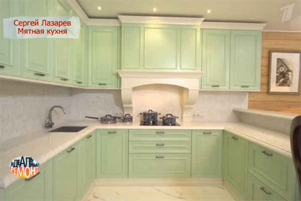 Кухня мятного цвета выполнена в стиле современной классики
