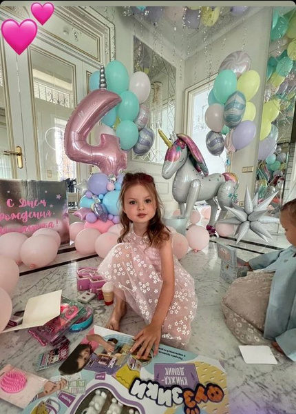 Розовая вечеринка как у Барби и бесконечные подарки: Костенко и Тарасов пышно отметили четырехлетие дочери